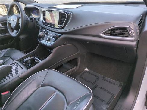 Used 2025 Chrysler Pacifica Limited image 23