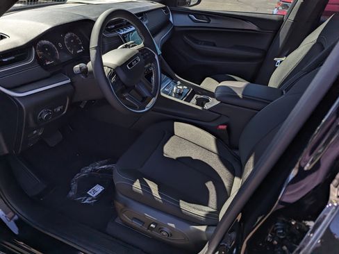 New 2025 Jeep Grand Cherokee Laredo image 9