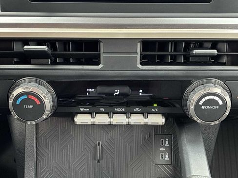 Used 2025 Toyota Tacoma SR5 AWD/4WD image 16