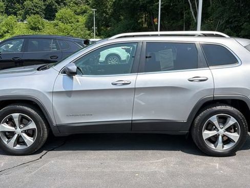 Used 2019 Jeep Cherokee Limited w/ Technology Group AWD/4WD image 8