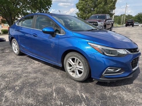 Used 2018 Chevrolet Cruze LT w/ RS Package FWD image 2