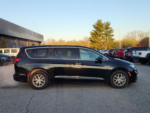 Used 2024 Chrysler Pacifica Touring-L FWD image 8