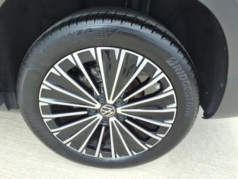 Certified 2026 Volkswagen Taos SE FWD image 8