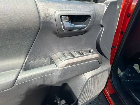Used 2018 Toyota Tacoma TRD Off-Road w/ TRD Premium Off Road Package AWD/4WD image 17