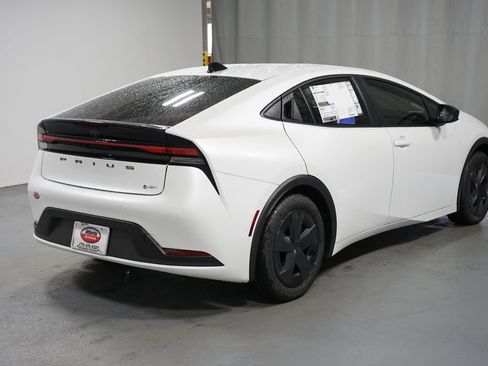 New 2026 Toyota Prius LE image 8