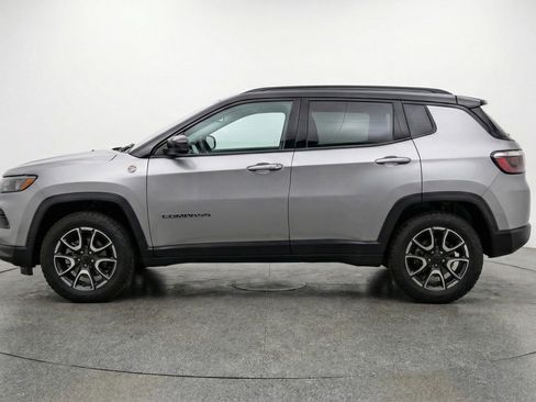 Used 2025 Jeep Compass Trailhawk image 5