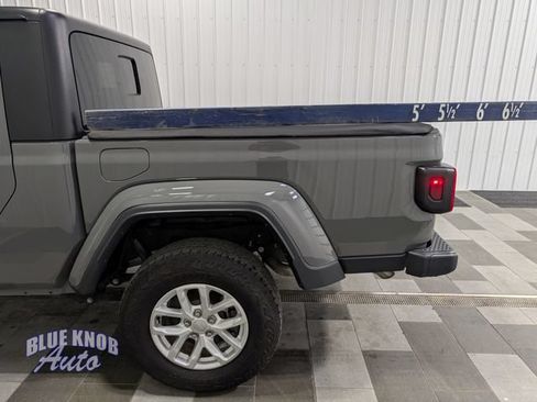 Used 2023 Jeep Gladiator Sport AWD/4WD image 3