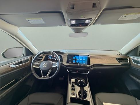 Used 2025 Volkswagen Atlas SE image 40