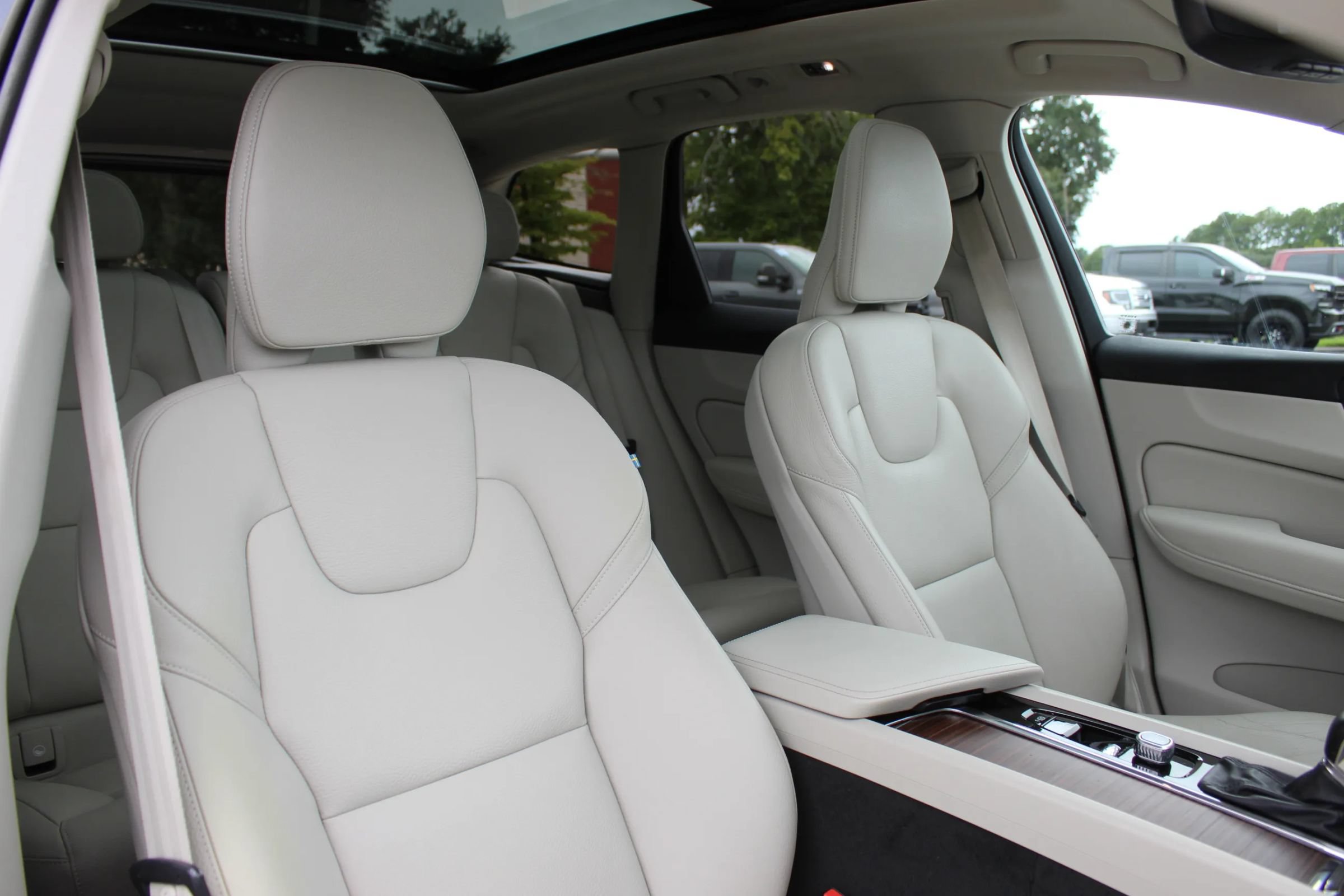 Used 2021 Volvo XC60 T5 Momentum w/ Premium Package FWD image 29