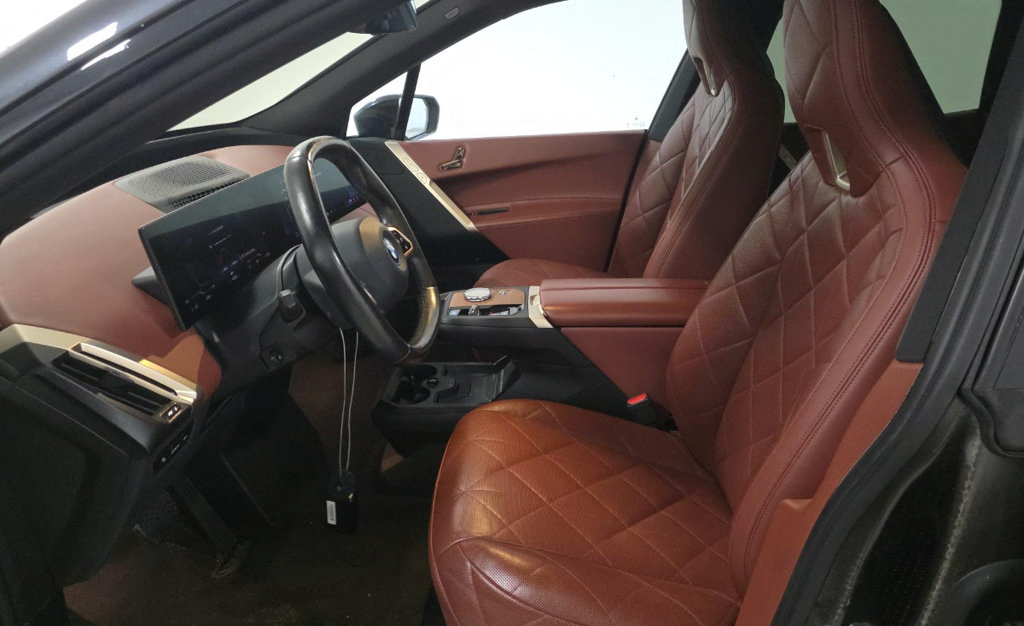 Used 2025 BMW iX xDrive50 w/ Sport Package AWD/4WD image 5