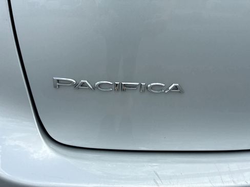 Used 2024 Chrysler Pacifica Touring-L image 29