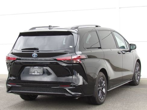 Used 2025 Toyota Sienna XSE AWD/4WD image 6