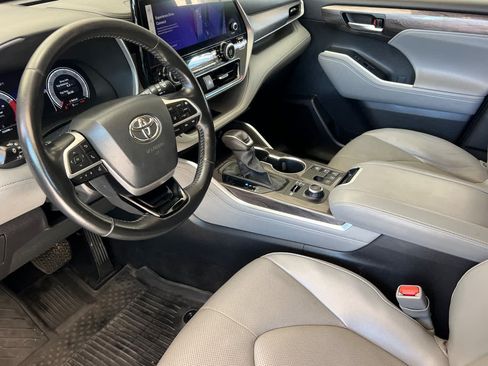 Used 2023 Toyota Highlander Limited AWD/4WD image 11