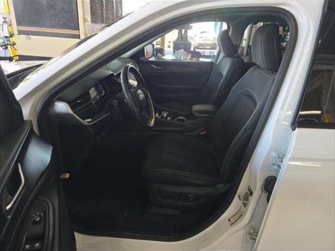 Used 2023 Jeep Grand Cherokee Laredo AWD/4WD image 11
