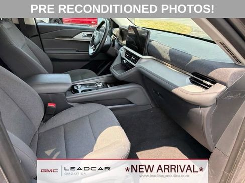 Used 2025 Ford Explorer Active AWD/4WD image 10