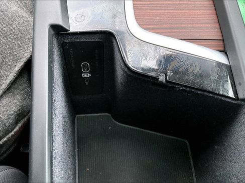 Certified 2024 Volvo XC60 B5 Plus w/ Climate Package image 16