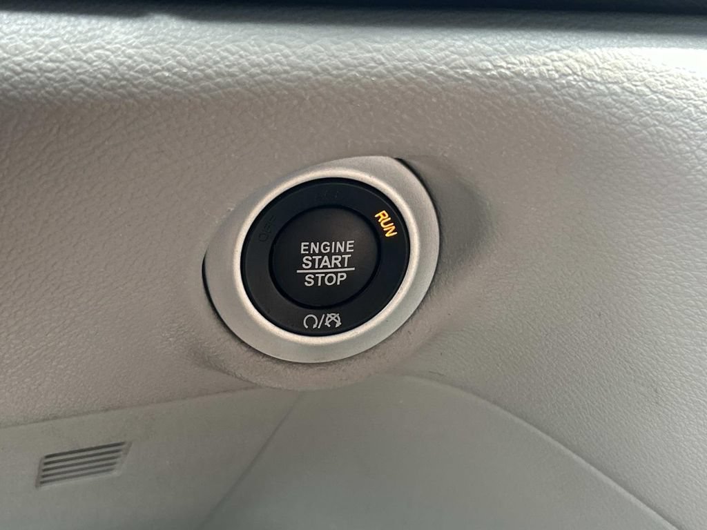 Used 2022 Chrysler Pacifica Touring-L FWD image 41