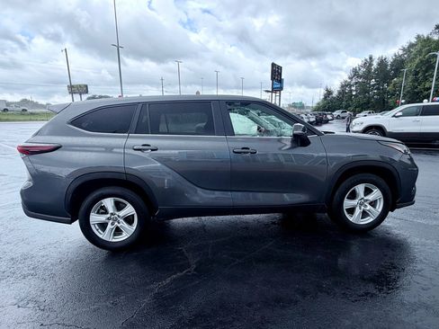 Used 2025 Toyota Highlander LE FWD image 4