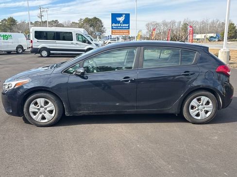 Used 2017 Kia Forte LX image 2