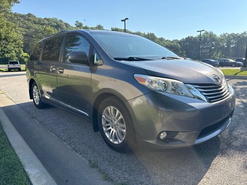 Used 2015 Toyota Sienna XLE w/ XLE Navigation Package FWD image 3