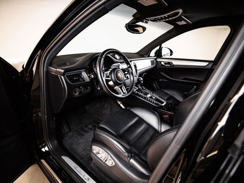 Certified 2016 Porsche Macan S AWD/4WD image 4