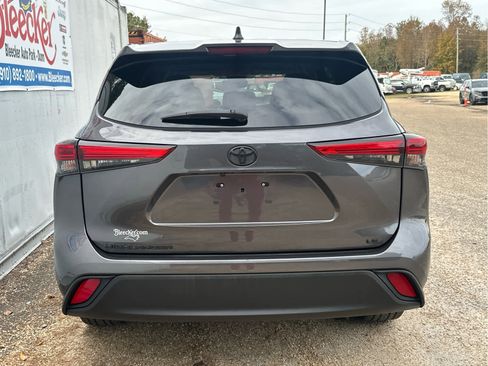 Used 2023 Toyota Highlander LE image 4