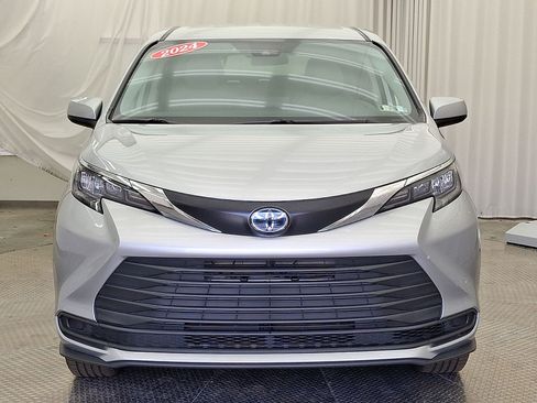 Used 2024 Toyota Sienna LE FWD image 32