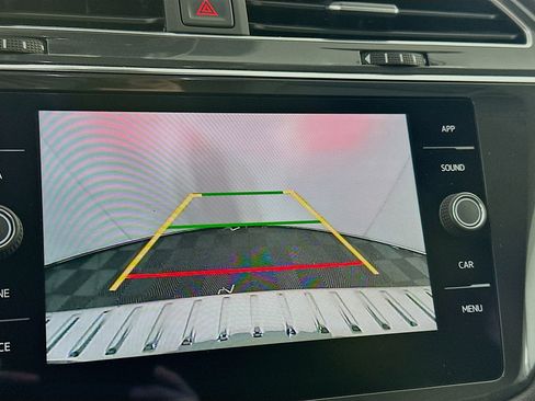 Used 2022 Volkswagen Tiguan SE w/ Panoramic Sunroof Package image 22