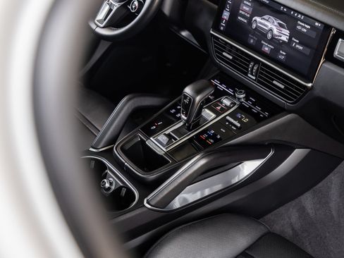 Certified 2020 Porsche Cayenne Turbo AWD/4WD image 36