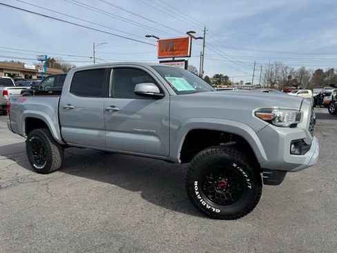 Used 2019 Toyota Tacoma TRD Sport image 1