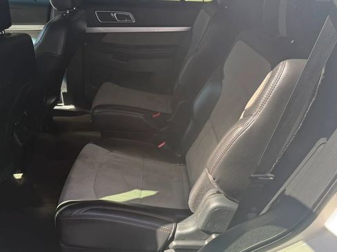 Used 2017 Ford Explorer XLT w/ Equipment Group 202A AWD/4WD image 12