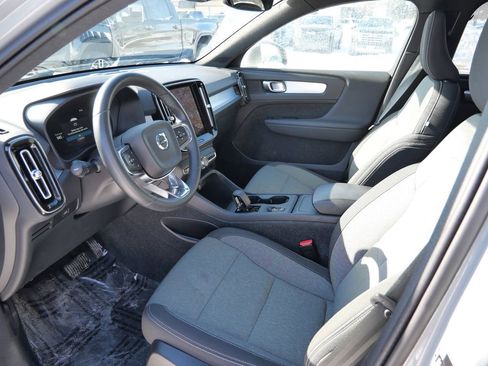 Used 2024 Volvo XC40 B5 Core image 29