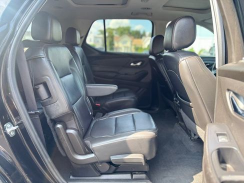 Used 2021 Chevrolet Traverse LT w/ LT Premium Package AWD/4WD image 16