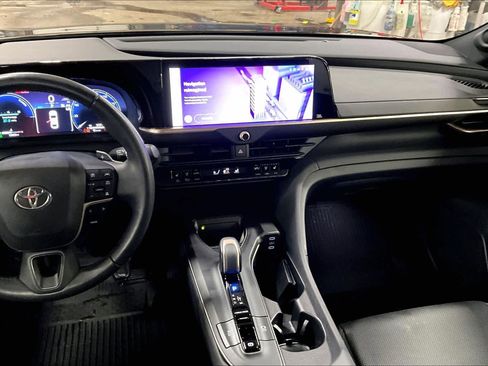 Used 2023 Toyota Crown Platinum image 7