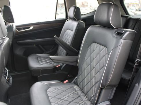 Certified 2025 Volkswagen Atlas SEL Premium R-Line image 24