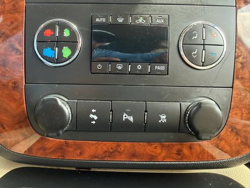 Used 2008 Chevrolet Suburban LT w/ LT Preferred Equipment Group RWD image 25