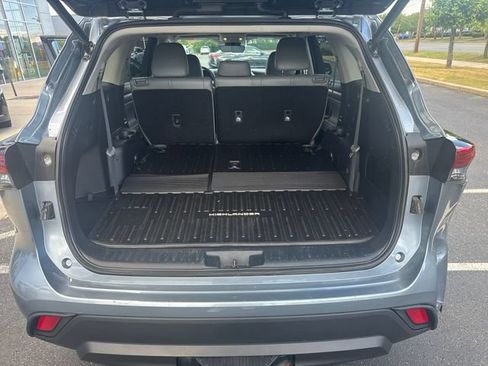Used 2022 Toyota Highlander XLE AWD/4WD image 25