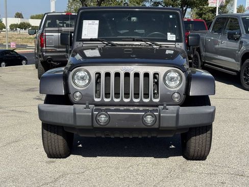 Used 2018 Jeep Wrangler Unlimited Sahara w/ Connectivity Group AWD/4WD image 2