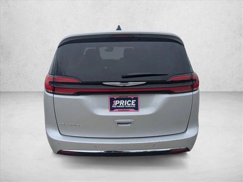 Used 2024 Chrysler Pacifica Touring-L FWD image 6