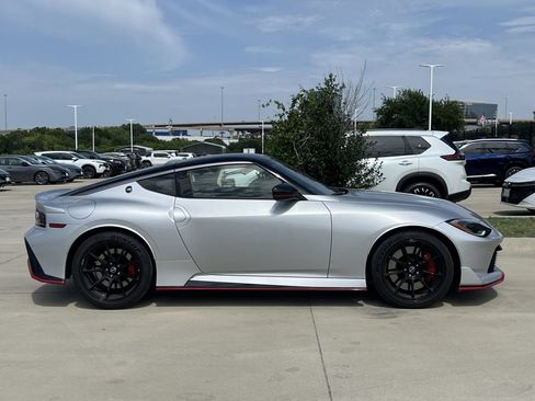 Used 2025 Nissan Z NISMO w/ Floor Mat Package RWD image 3