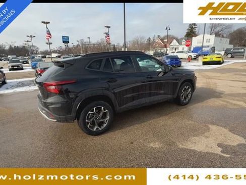 Used 2025 Chevrolet Trax LT w/ Driver Confidence Package image 8