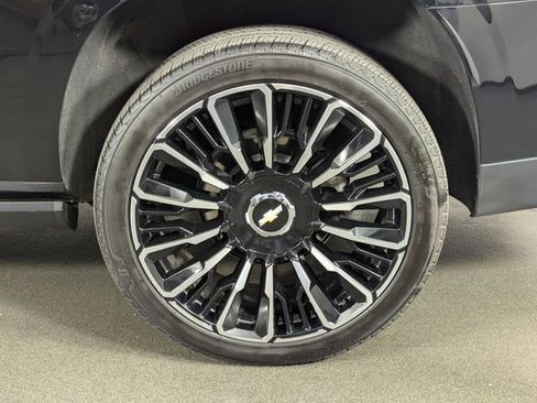 Used 2025 Chevrolet Suburban High Country AWD/4WD image 10