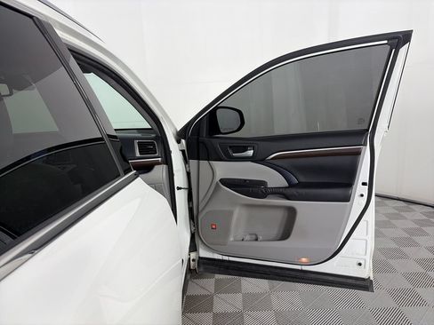 Used 2015 Toyota Highlander Limited Platinum AWD/4WD image 28