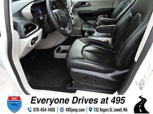 Used 2023 Chrysler Pacifica Touring-L FWD image 20