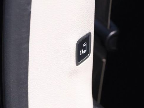 Used 2023 Chrysler Voyager LX image 12