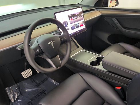 Used 2024 Tesla Model Y Performance AWD/4WD image 16
