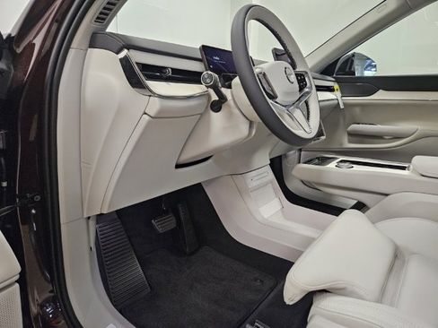 New 2025 Volvo EX90 Plus AWD/4WD image 42