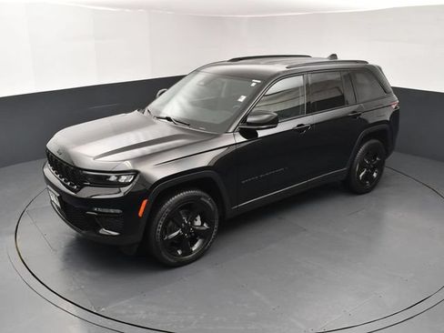 Used 2023 Jeep Grand Cherokee Limited w/ Black Appearance Package AWD/4WD image 15