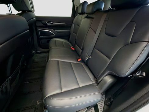 Used 2025 Kia Telluride LX FWD image 13