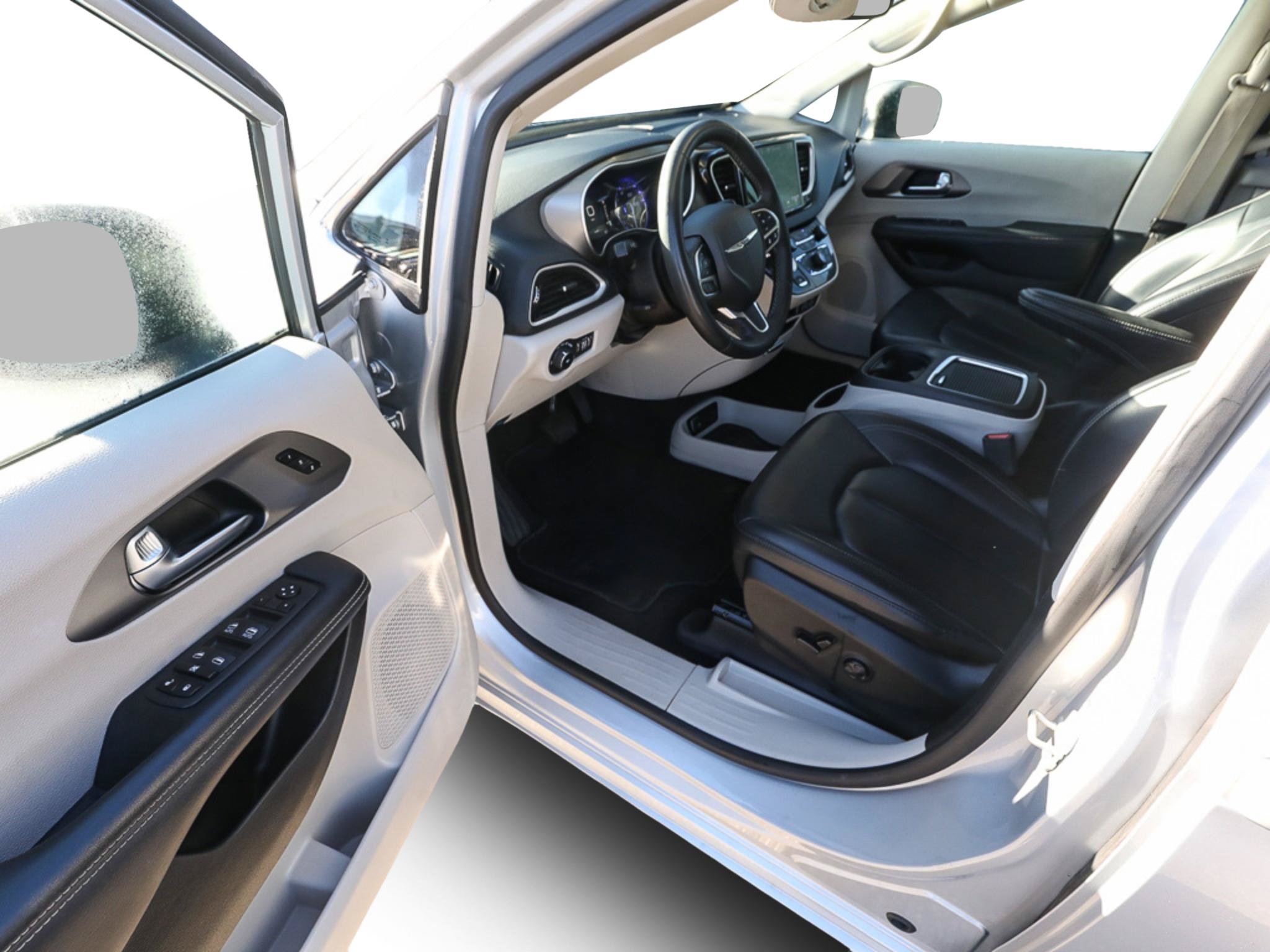 Used 2023 Chrysler Pacifica Touring-L FWD image 11